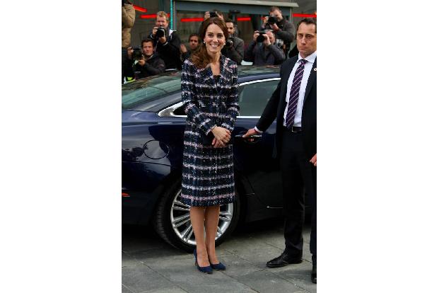 ...kostspieliger ist da schon der Erdem-Mantel, der um die 2.380 Euro kosten soll. Dafür hat sie den sicherlich für immer! W...