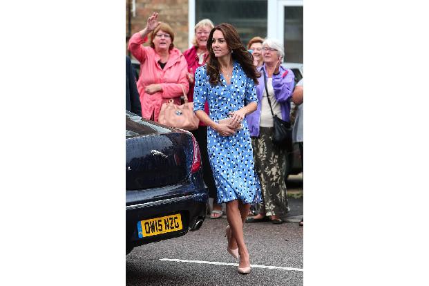 ...das Vierfache musste sie allerdings für dieses Designerteil hinblättern: Das blaue Kleid ist vom New Yorker Designer Altu...