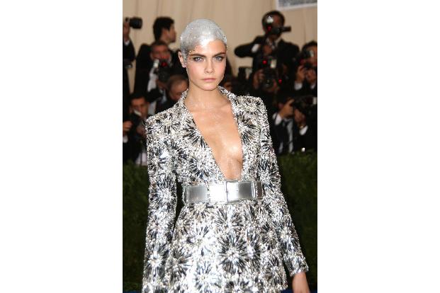 Cara Delevingne hat sich ihre Haare für eine Filmrolle abrasiert und ihren kahlen Schädel zur Met Gala silber gefärbt und mi...