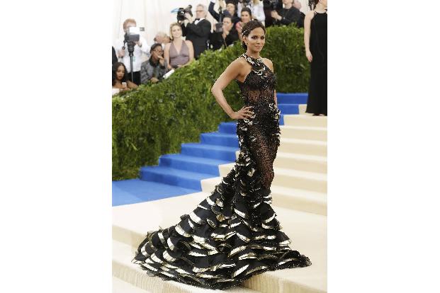Halle Berry erschien das erste Mal zur Met Gala: In einem schwarzen, durchsichtigen Jumpsuit mit goldenen Verzierungen und l...