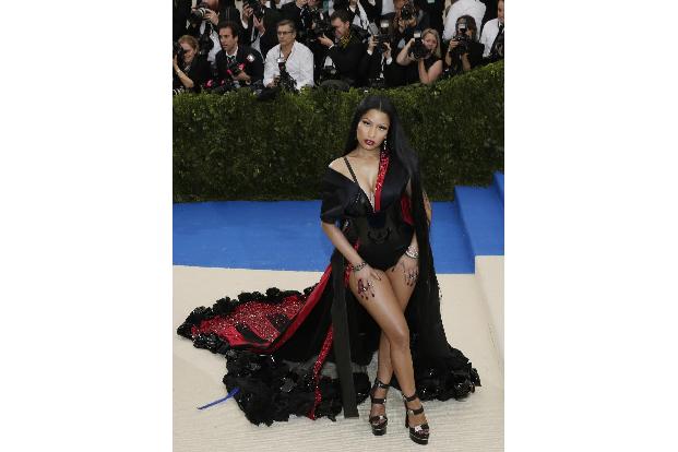 Besonders außergewöhnlich: Nicki Minaj trug einen Gürtel, der den Kopf von Designerin Rei Kawakubo darstellte. Ansonsten ste...