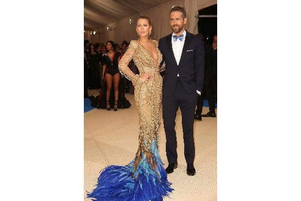 Blake Lively ist zum 8. Mal auf der Met Gala. Dabei hatte sie Ehemann Ryan Reynolds. Sie trug eine enganliegende goldene Rob...