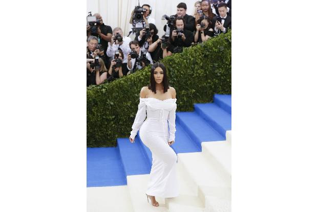 Kanye West war zu Hause geblieben, Kim Kardashian glänzte aber auch ohne Mann an ihrer Seite - und zwar in einem weißen Off-...