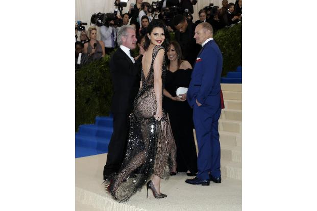 Mit dabei hatte sie aber ihre Schwester Kendall Jenner. Sie trug eine durchsichtige Netz-Robe aus Kristallen, die nur das Nö...