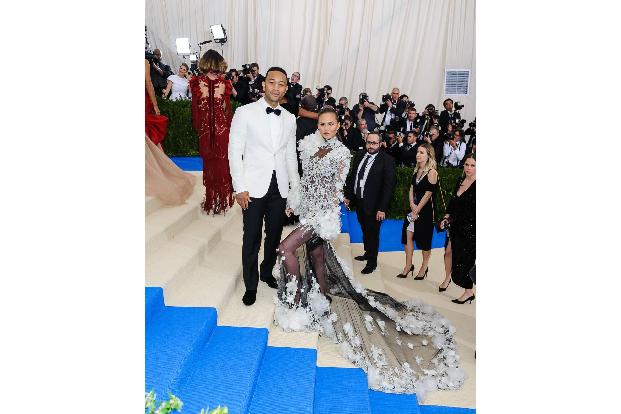 Chrissy Teigen und John Legend zeigten sich glücklich auf dem roten Teppich. Das Model trug eine schwarz-weiße Robe mit flor...
