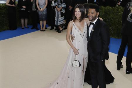 Zum ersten Mal zusammen auf dem roten Teppich: Selena Gomez und The Weeknd. Die Sängerin präsentierte eine cremefarbene, ärm...
