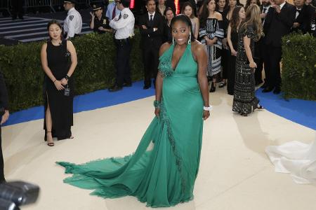 Serena Williams zeigte auf der Met Gala stolz ihren Babybauch - in einer schulterfreien grünen Robe mit langer Schleppe.