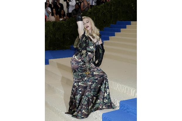 Einen Auftritt der etwas anderen Art legte dagegen Madonna hin... Die Sängerin trug eine Moschino-Robe in Tarnfarben und sor...