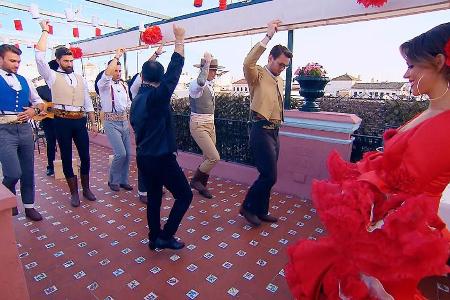 In andalusischer Tracht geht es zusammen mit Jessica für (v.l.) Michi, Sebastian, René, Andre und Lukasz zu einer Flamenco-T...