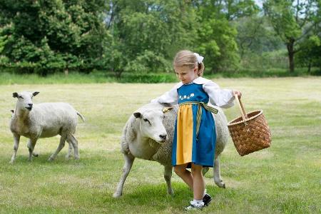 Prinzessin Estelle posiert für die Kamera mit zwei Schafen