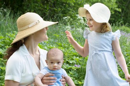 Während Mama Victoria und Schwester Estelle ihren Spaß haben, kann Oscar die Kamera augenscheinlich nicht ausblenden