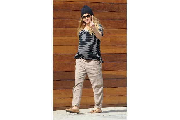 ...nicht mehr verstecken kann Schauspielerin Teresa Palmer ihren Bauch. Will sie auch gar nicht - und schickt ein Peace-Zeic...