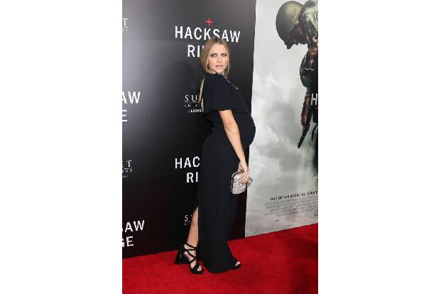 ...ist eine bevorzugte Farbe bei Damen in anderen Umständen. Bei Akteurin Teresa Palmer ist es auch bald soweit, wie bei ein...