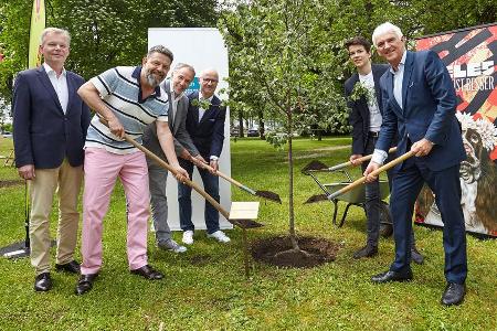 Felix Finkbeiner (2.v.r.) und die Bosse von Tele 5, RTL II und Bavaria Film gehen mit gutem Beispiel voran