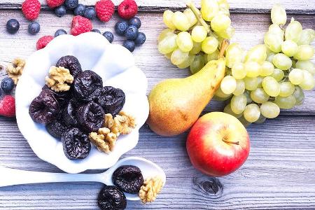 Obst wie kalifornische Trockenpflaumen gehören zum Clean-Eating-Konzept