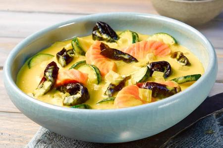 Schnell zubereitet: Zucchini Curry Suppe mit Trockenpflaumen