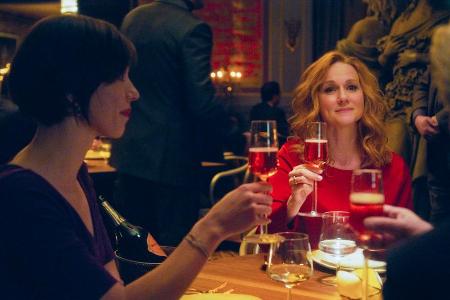 Rebecca Hall (l.) spielt Katelyn Lohman, Laura Linney ist als Claire zu sehen