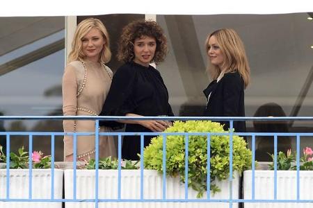 ...sie dann wohl auch auf viele Events verzichten. 2016 war Kirsten Dunst unter anderem neben Vanessa Paradis und Valeria Go...