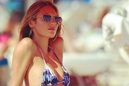 Candice Swanepoel trägt Herzchen-Brille