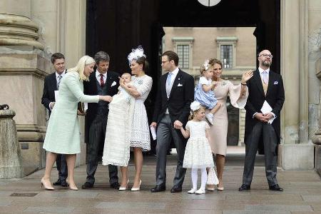 Prinz Oscar, auf dem Arm seiner Mutter Victoria, wird nach der Kirche von seinen Taufpaten umringt.