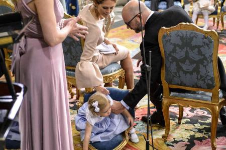 Da hat wohl jemand zu sehr gezappelt. Prinzessin Leonore kippte während der Zeremonie mit ihrem Stuhl um.