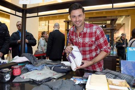 ...Miloš Vuković konnte man schicke Sneaker ergattern. Wer wollte nicht immer schon mal in den Schuhen eins Prominenten stec...