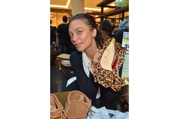 ...verkaufte Lilly Becker - diese echten Louboutins, die sie vor sieben Jahren für stolze 800 Euro erstand. In Berlin wechse...