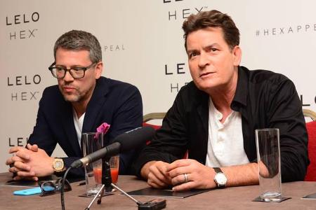 ...gleich richtig und wirbt für Verhütungsmittel. Bei der zugehörigen Pressekonferenz spricht der 50-Jährige über sein Leben...