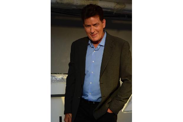 ...Sheen wäre nicht Sheen, wenn er seine neue, aufklärende Funktion nicht zumindest ein klein wenig feiern würde. Und da er ...