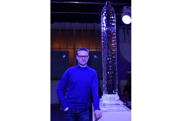 ...auf der Launch-Party seiner Kondom-Reihe ein XXL-Verhüterli aus Eis stand. Ein Schelm, der da nicht auf alberne Ideen kom...