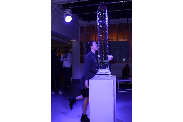 ...am Eis-Kondom schleckte. Mit der Zunge hängen geblieben ist glücklicherweise keiner. Wäre vielleicht auch nicht die beste...