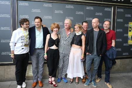Die schrägsten Outfits trugen bei der Premiere in München: Detlev Buck (Mitte) und Annika Meier (4.v.r.)