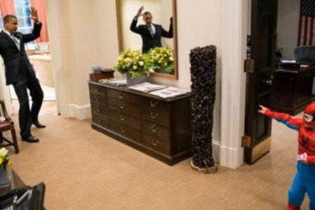 Barack Obama steht Spiderman gegenüber
