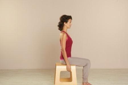 Becken und Wirbelsäule aufrichten -- Sitzen Sie aufrecht auf einem Hocker oder dem Bürostuhl. Kippen Sie das Becken leicht n...