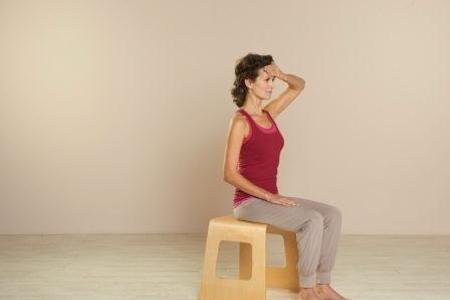 Isometrische Übung 1 -- Nun lockern wir die Halsmuskulatur. Setzen Sie sich gerade hin und 