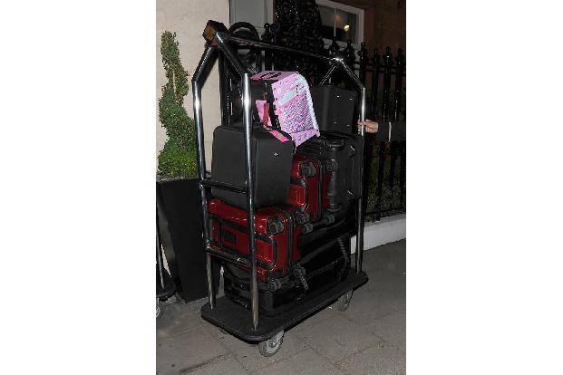 ...kam kurz darauf der zweite Wagen angefahren, der ein weiteres, gefühltes Dutzend aus Koffern und Taschen beherbergte. Gut...