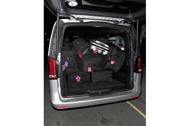 ...Auslandsaufenthalts genügend Auswahl für die perfekte Garderobe. Da muss man eben schon mal einen ganzen Lieferwagen anmi...