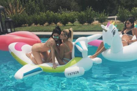 Pooltiere wie märchenhafte Einhörner oder pinke Flamingos sind der letzte Schrei in diesem Sommer: Auch Stars wie Kylie Jenn...