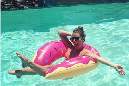 Aber auch in dem pinken Donut lässt es sich hervorragend übers Wasser gleiten.