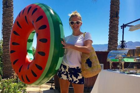 Reese Witherspoon nimmt ihren Wassermelonen-Schwimmreifen mit an den Strand.