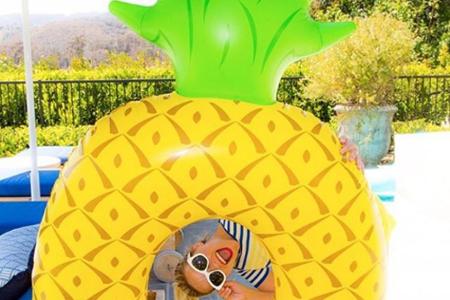 Außerdem findet sich noch eine Ananas in Reese Witherspoons Schwimmreifen-Sortiment.