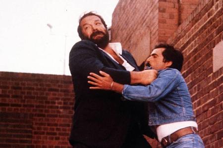 Bud Spencer vermöbelt hier Schurken in 