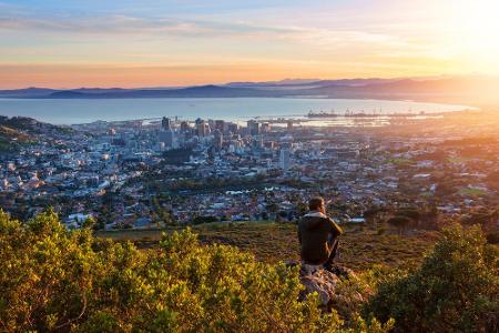 Lust auf einen traumhaft schönen Sonnenaufgang über einer Mega-Metropole? In Kapstadt dürfte das so einfach sein, wie an kau...