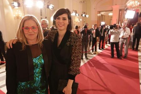 Regisseurin Taryn Brumfitt zusammen mit Executive Producer Nora Tschirner bei der Verleihung des österreichischen Film- und ...