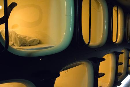 Nein, wir befinden uns nicht auf einem U-Boot! Hierher kommen wirklich Leute, wenn sie übernachten wollen! In Japan, wo Plat...