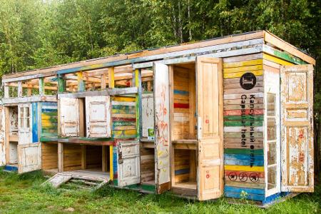 Eine Art Villa Kunterbunt scheint diese Herberge zu sein. Mitten in der russischen Pampa kann derjenige einen Schlafplatz be...