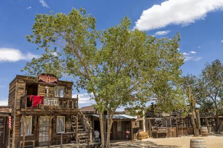 Echtes John-Wayne-Feeling bekommt man in Pioneertown. 1946 gegründet, diente es Schauspielern, die hier Western drehten, als...