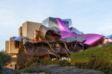Wo geht's denn hier rein, bitte? Zugegeben, ein bisschen versteckt ist der Eingang des von Frank Gehry designten Hotels scho...