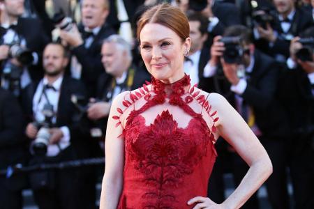 Dass rote Kleider wunderbar zu roten Haaren passen, bewies Julianne Moore in einem Kleid von Givenchy Couture und Schmuck vo...
