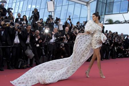 In einem kurzen Kleid mit langer Schleppe von Giambattista Valli Haute Couture hatte Kendall Jenner ihren spektakulärsten Ca...